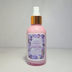 Puede incluir: Una taza de cer&aacute;mica blanca con un asa negra y el texto "But First, Coffee" en negro y negrita. La taza est&aacute; sobre una superficie blanca. La taza mide aproximadamente 10 cm de alto.