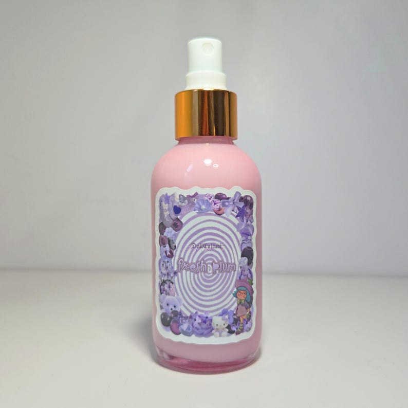 Puede incluir: Una taza de cer&aacute;mica blanca con un asa negra y el texto "But First, Coffee" en negro y negrita. La taza est&aacute; sobre una superficie blanca. La taza mide aproximadamente 10 cm de alto.