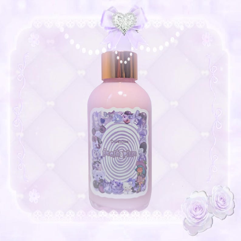 Puede incluir: Una botella rosa con tapa dorada y una etiqueta que dice "fresh plum". La etiqueta presenta un dise&ntilde;o de remolino y varias ilustraciones moradas. Un lazo morado con un coraz&oacute;n plateado se encuentra encima de la botella. El fondo es morado suave.