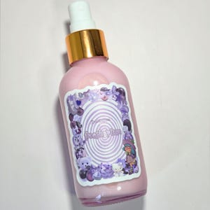 Puede incluir: Una taza de cer&aacute;mica blanca con asa negra y el texto "But First, Coffee" en estilo manuscrito. La taza est&aacute; sobre una superficie blanca. Ideal para bebidas calientes.