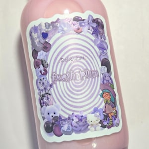 Puede incluir: Una taza de cer&aacute;mica blanca con un dise&ntilde;o floral colorido. La taza presenta una variedad de flores en tonos de rosa, morado y amarillo. El asa tiene un dise&ntilde;o simple y curvado.