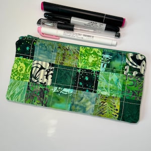 Handmade Green Quilted Pouch – Floral Patchwork Cotton Zipper Bag