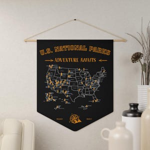 Bandera de banderín del mapa de parques nacionales de EE. UU.: la aventura te espera para campistas, excursionistas, amantes de la naturaleza, furgonetas, decoración de autocaravanas y arte mural de viajes (U247)