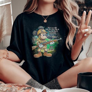 Camiseta militar retro de Mickey Mouse – Divertida camiseta de soldado de Disney para hombre y mujer – Bonita camiseta con gráfico de rifle parodia, idea de regalo DS57