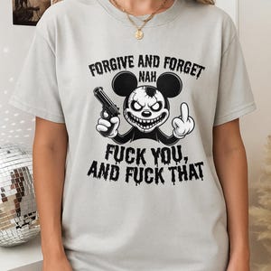 サベージ・アンチフェイク・ピープル・シャツ、皮肉たっぷりのカートゥーン・ガンTシャツ、ブラックユーモア・ストリートウェア、エッジの効いた引用グラフィックTシャツ、大胆なステートメントTシャツ DS80