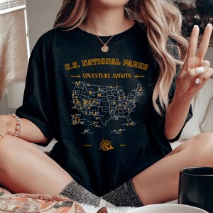 US National Parks Map Shirt, Abenteuer erwartet Wander-T-Shirt, erkunden Sie Amerika-Grafik-T-Shirt, Park-Reise-Geschenk, Unisex im Freienoberteil U247