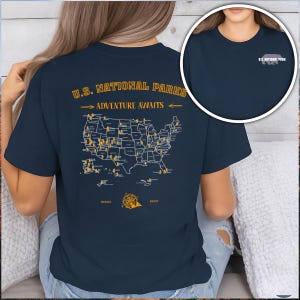 Camiseta con mapa de los Parques Nacionales de EE. UU. - Camiseta con brújula "La Aventura Te Espera", camiseta negra vintage de senderismo y naturaleza, regalo para exploradores al aire libre, U247