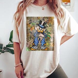 Camiseta vintage de Disney con el dinero de Scrooge McDuck – Camiseta de dibujos animados para hombre y mujer – Camiseta gráfica moderna de Pato Rico, regalo DS53