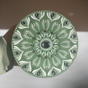 Groene mandala schilderen met strassteentjes op 6 inch houten MDF-plaat / origineel mandala schilderen / groene mandala / sprankelende groene kunst / zenkunst