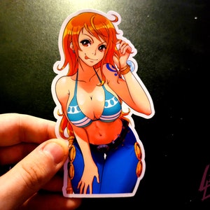Nami Vinyl Aufkleber | Glänzender Sticker in 3 Größen | Für Wasserflaschen, Laptops, Planer usw. | sterben Schnitt | Lecker Sticker!