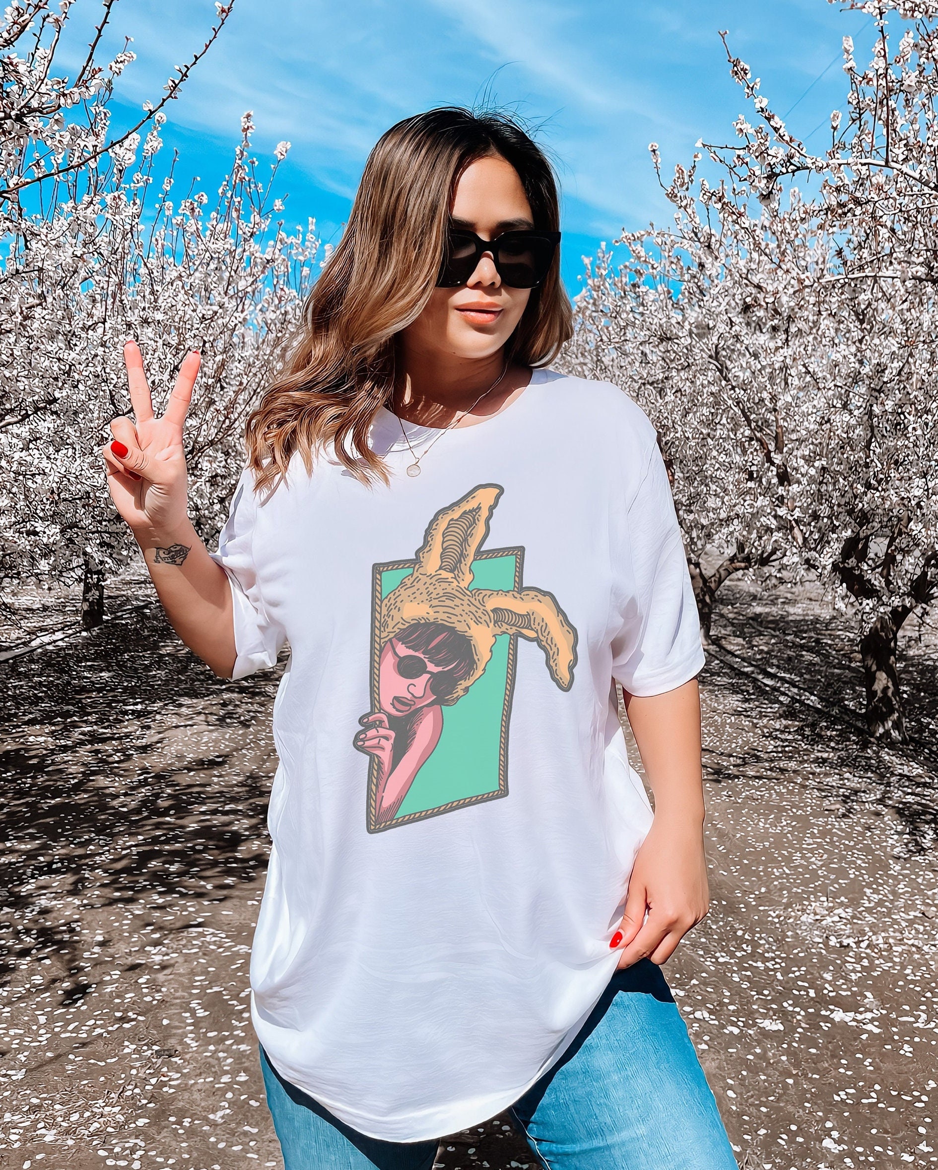 Freches kleines Peeker-T-Shirt | T-Shirt mit hinterhältigem Hasenohren Retro Hasen Ohren Shirt | Unisex Bella Canvas schrulliges ästhetisches Hemd