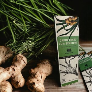 May include: A pack of natural incense sticks with a green and brown label. The label features a drawing of lemongrass and ginger with the text "CAPIM LIM&Atilde;O COM GENGIBRE" and "MOTIVA&Ccedil;&Atilde;O CRIATIVIDADE". The label also includes the brand name "nirvana" and the text "INCENSO NATURAL".