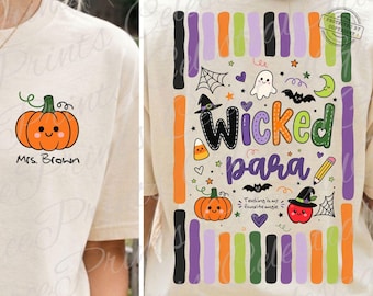 Könnte beinhalten: Elfenbeinfarbenes Comfort Colors T-Shirt mit einer lächelnden orangefarbenen Kürbisgrafik und dem Text "Mrs. Brown" auf der Vorderseite. Auf der Rückseite befindet sich ein farbenfrohes Halloween-Design mit den Worten "Wicked Para" und anderen festlichen Elementen.