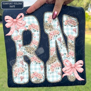 Preppy PNG | Coquette Design Floral Vichy Infirmière | Jolie chemise RN png | Téléchargement numérique sur la santé ORIGINAL