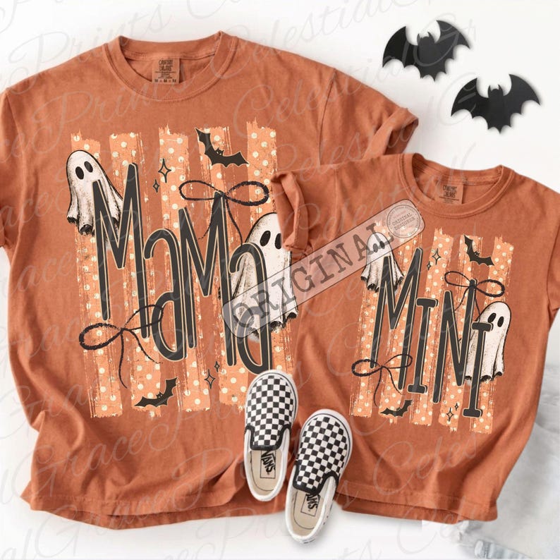 Pu&ograve; includere: Due t-shirt color arancio bruciato con una stampa grafica con il testo MAMA e MINI. Il design include fantasmi bianchi, pipistrelli neri e fiocchi neri su strisce verticali con pois bianchi. Un paio di scarpe slip-on a scacchi bianchi e neri.