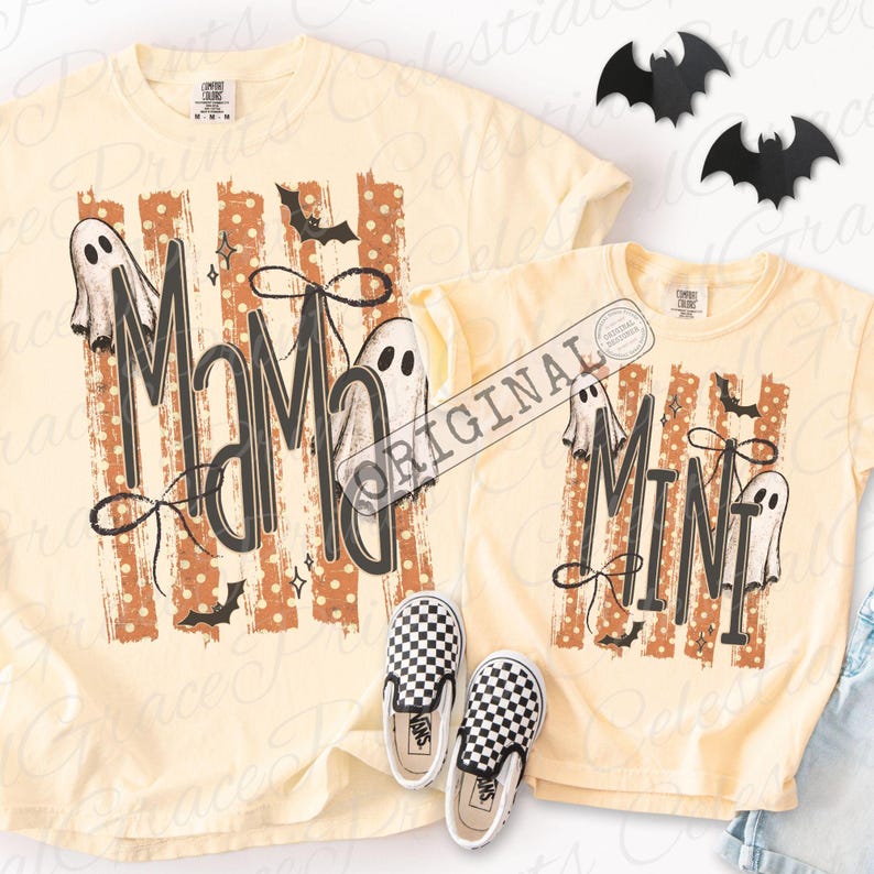 Pu&ograve; includere: Due t-shirt giallo pallido con una stampa grafica a strisce verticali arancioni e pois bianchi. La maglietta pi&ugrave; grande riporta la scritta MAMA e quella pi&ugrave; piccola MINI, entrambe accompagnate da illustrazioni di fantasmi, pipistrelli e fiocchi.