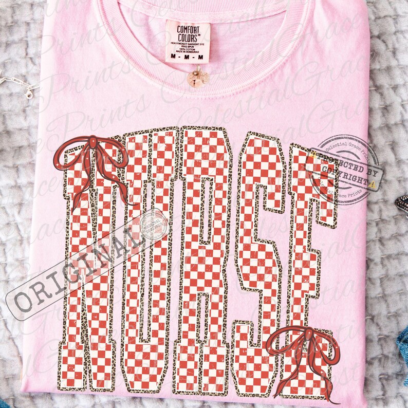 Peut inclure: T-shirt rose clair avec le mot "MAGIC" en motif &agrave; carreaux rouges et blancs, bord&eacute; d'un motif l&eacute;opard. Le t-shirt comporte deux n&oelig;uds rouges et une &eacute;tiquette Comfort Colors.