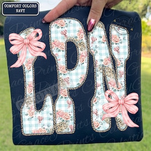 Preppy LPN PNG | Infirmière auxiliaire florale Vichy Coquette Design | Jolie chemise LPN png | Téléchargement numérique sur la santé ORIGINAL
