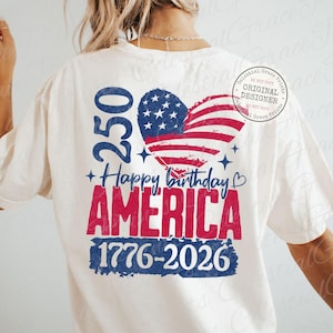 Puede incluir: Camiseta color crema con un dise&ntilde;o patri&oacute;tico. El dise&ntilde;o incluye el n&uacute;mero "250", una bandera estadounidense en forma de coraz&oacute;n, las palabras "Happy birthday AMERICA" y los a&ntilde;os "1776-2026".
