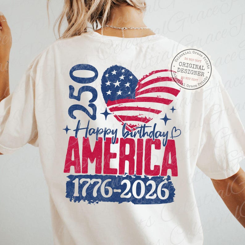 Puede incluir: Camiseta color crema con un dise&ntilde;o patri&oacute;tico. El dise&ntilde;o incluye el n&uacute;mero "250", una bandera estadounidense en forma de coraz&oacute;n, las palabras "Happy birthday AMERICA" y los a&ntilde;os "1776-2026".