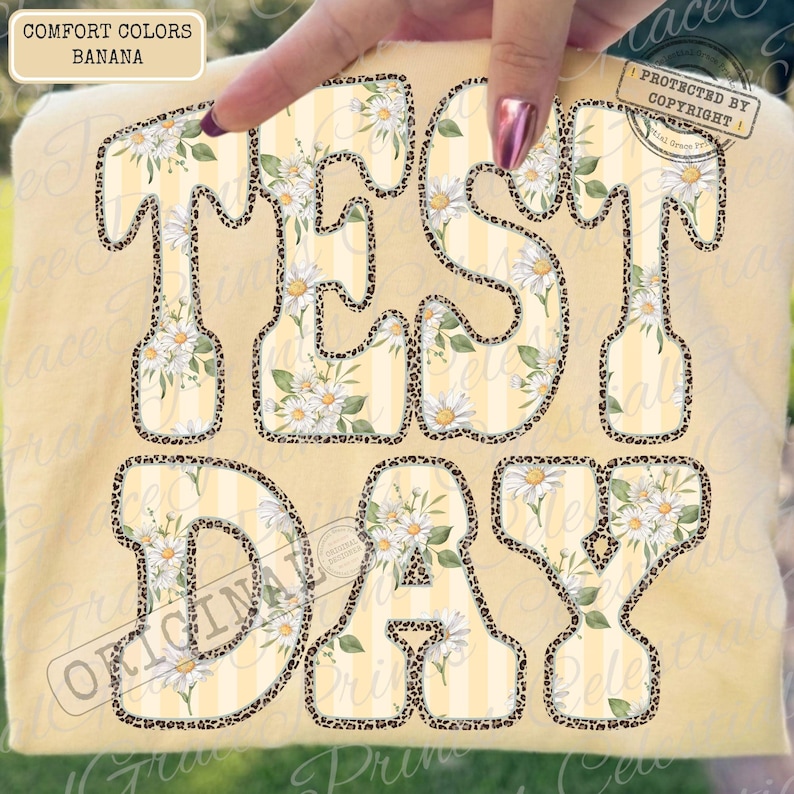 Peut inclure: Un t-shirt jaune avec l'inscription "TEST DAY" dans un motif floral. Les lettres sont soulign&eacute;es d'un motif l&eacute;opard. Le t-shirt porte une &eacute;tiquette de la marque Comfort Colors.
