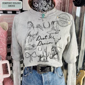 Dust & Denim PNG, grafika Western Cowgirl, wzór tatuażu z koniem, pobieranie cyfrowe Texas Western, miłośnik koni PNG ORYGINAŁ
