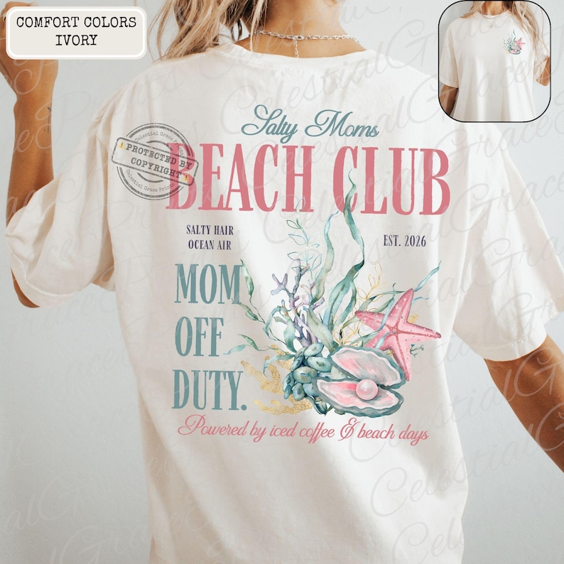 Puede incluir: Camiseta de color marfil con un dise&ntilde;o de tem&aacute;tica playera. El dise&ntilde;o incluye el texto "Salty Moms Beach Club" con ilustraciones de una estrella de mar, una concha y plantas acu&aacute;ticas. La camiseta tambi&eacute;n tiene el texto "Mom Off Duty".