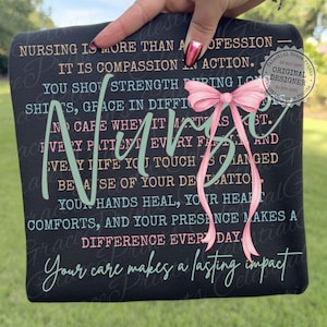 Coquette d'infirmière PNG, conception d'appréciation d'infirmière, graphique de chemise d'infirmière de noeud rose, citation inspirante d'infirmière, téléchargement numérique RN png ORIGINAL