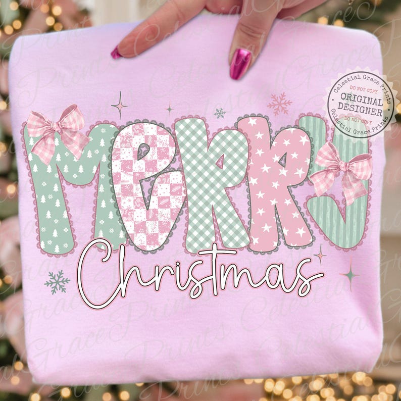 以下が含まれることがあります： 「MERRY Christmas」の文字が書かれた、淡いピンク色のTシャツ。文字はピンクと緑の模様、リボン、星で装飾されています。デザインは、お祝いのホリデーテーマです。