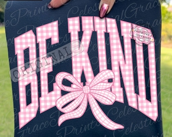 Soyez gentil Vichy rose PNG Design, coquette noeud devis inspirant des cliparts, chemise preppy université rétro sublimation ORIGINAL