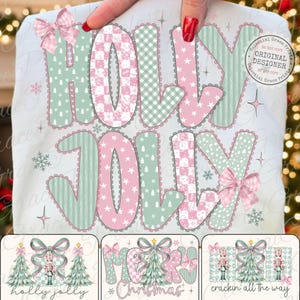 以下が含まれることがあります： 「HOLLY JOLLY」の文字が大きく装飾的に描かれた白いTシャツ。文字はパステルピンクとミントグリーンで、模様とスカラップエッジが施されています。デザインにはリボン、雪の結晶、星が含まれており、下にはクリスマスのテーマのグラフィックが追加されています。