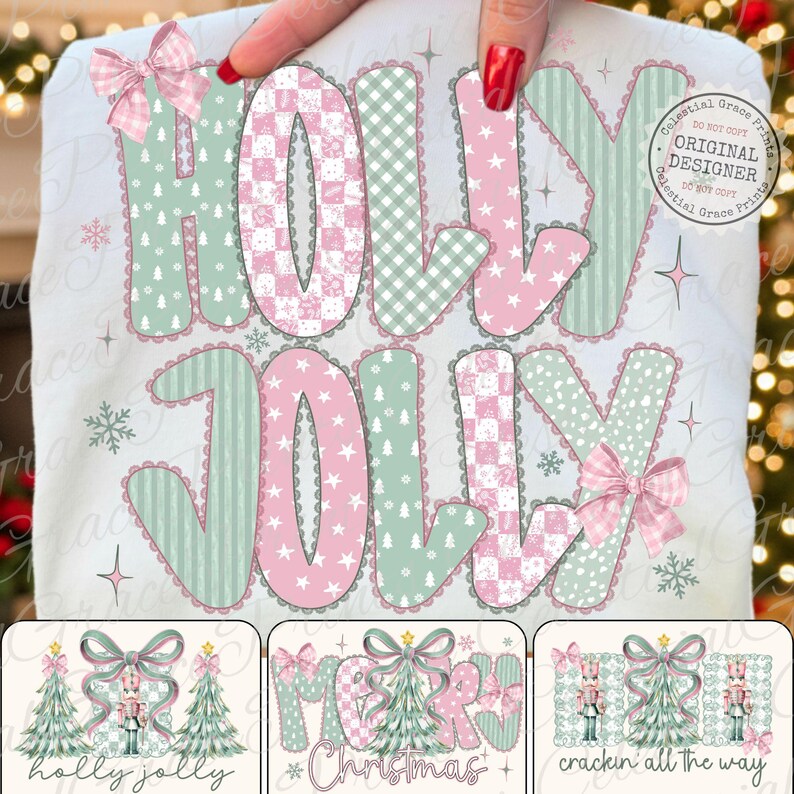 以下が含まれることがあります： 「HOLLY JOLLY」の文字が大きく装飾的に描かれた白いTシャツ。文字はパステルピンクとミントグリーンで、模様とスカラップエッジが施されています。デザインにはリボン、雪の結晶、星が含まれており、下にはクリスマスのテーマのグラフィックが追加されています。