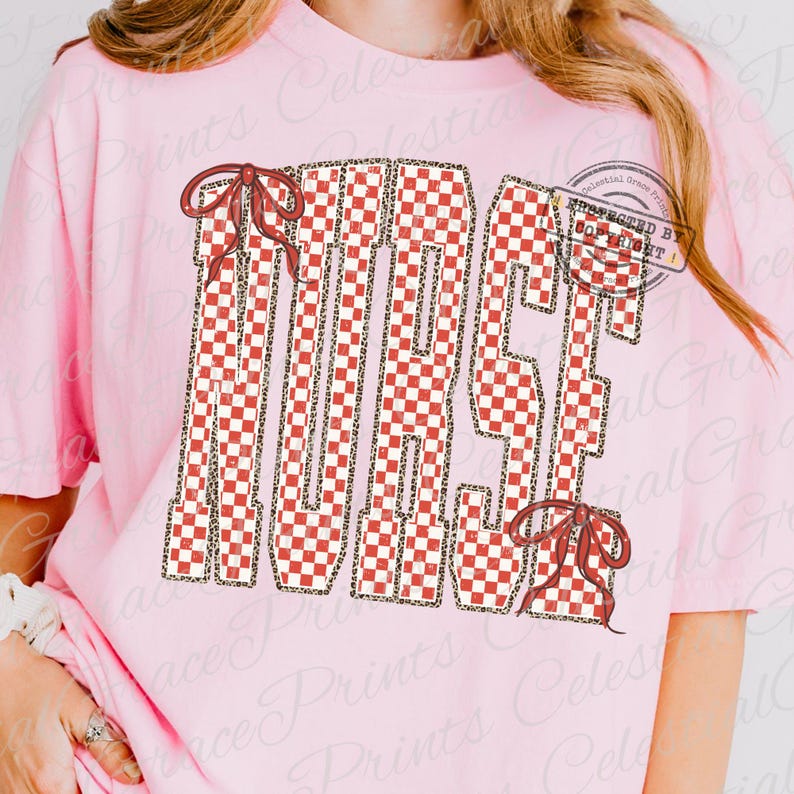 Peut inclure: T-shirt rose clair avec le mot "NICE" en damier rouge et blanc, bord&eacute; d'un imprim&eacute; l&eacute;opard. Le mot est orn&eacute; de deux n&oelig;uds rouges. Le t-shirt est de style d&eacute;contract&eacute;.