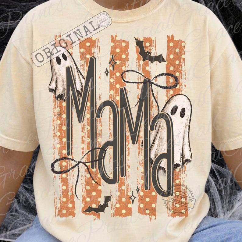 Pu&ograve; includere: Una t-shirt color crema con una stampa grafica che riporta la parola MAMA in grandi lettere nere. Il design include strisce verticali arancioni con pois bianchi, due illustrazioni di fantasmi bianchi, fiocchi neri e piccoli pipistrelli.