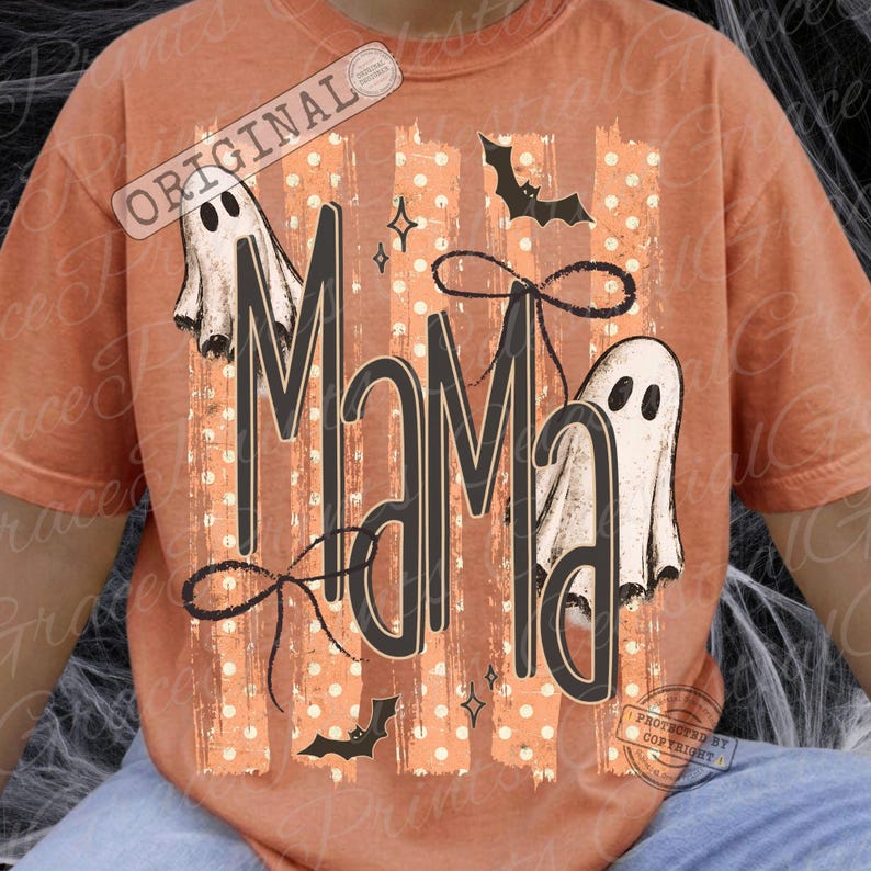 Pu&ograve; includere: Una t-shirt color arancio bruciato con una stampa grafica che riporta la parola MAMA in grandi lettere nere. Il design include due fantasmi bianchi, pipistrelli neri, un fiocco nero e strisce verticali con pois bianchi su sfondo arancione chiaro.