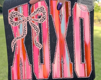 PNG de San Valentín con pinceladas en rosa fucsia XOXO, descarga digital de lazo coqueto estilo universitario con estampado de leopardo y purpurina sintética