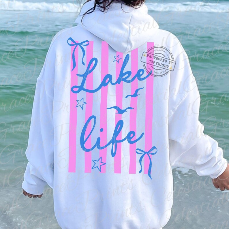 Puede incluir: Sudadera con capucha blanca con un dise&ntilde;o en la espalda. Presenta rayas verticales rosas, texto azul "Lake Life", estrellas y p&aacute;jaros. La sudadera tiene capucha con cord&oacute;n y mangas largas.