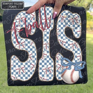 Könnte beinhalten: Schwarzes T-Shirt mit dem Schriftzug "T-Ball Sis" in einem Baseball-Design. Die Buchstaben sind mit einem blau-weiß karierten Muster und Basebällen gefüllt. Ein Baseball mit einer blauen Schleife befindet sich unten.
