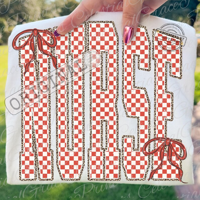 Peut inclure: T-shirt blanc avec le mot "NURSE" en grandes lettres &agrave; carreaux rouges et blancs, bord&eacute;es d'un motif l&eacute;opard. Des n&oelig;uds rouges ornent le haut et le bas. Le t-shirt est tenu par une main.