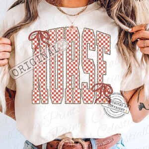 Peut inclure: T-shirt cr&egrave;me avec le mot "NURSE" en grandes lettres audacieuses. Les lettres pr&eacute;sentent un motif &agrave; carreaux rouges et blancs avec un contour l&eacute;opard. Des n&oelig;uds rouges ornent le haut et le bas du mot.