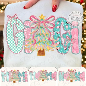 Op de afbeelding: Een witte sweatshirt met het woord "Gigi" in een grillig ontwerp. De letters zijn in teal en roze met een kerstboom in het midden. Het ontwerp bevat strikken, patronen en de tekst "Celestial Grace Prints".