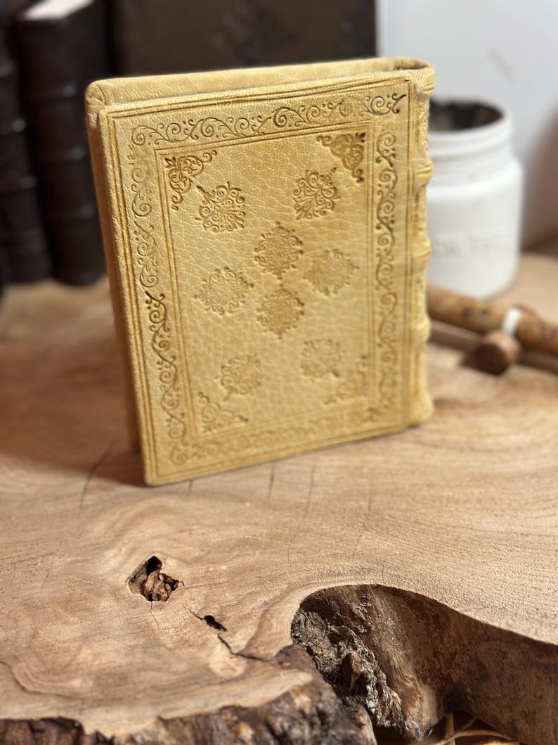 Coliseu | Diário artesanal | Diário encadernado em couro | Diário com detalhes em ouro 24k | Diário com capa medieval imagem 9