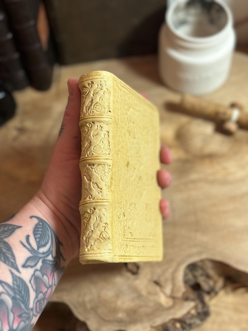 Coliseu | Diário artesanal | Diário encadernado em couro | Diário com detalhes em ouro 24k | Diário com capa medieval imagem 7