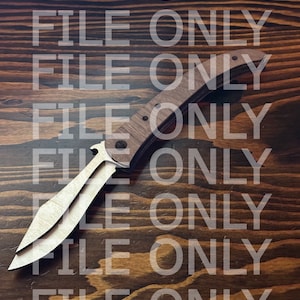 Puede incluir: Un cuchillo plegable con mango de madera y hoja de plata. El cuchillo está sobre una superficie de madera con el texto "FILE ONLY" repetido varias veces.