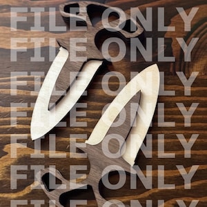 Puede incluir: Dos réplicas de cuchillos de madera con un patrón de veta de madera marrón y blanco. Los cuchillos tienen forma de daga con mango y hoja. El texto "FILE ONLY" se repite varias veces sobre la imagen.