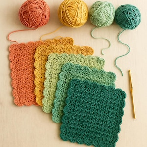Pode incluir: Uma coleção de quadrados de crochê coloridos em tons de laranja, amarelo, verde e verde-azulado, com novelos de linha correspondentes. Uma agulha de crochê dourada também está presente, sugerindo um tema de artesanato. Os quadrados têm uma borda ondulada.