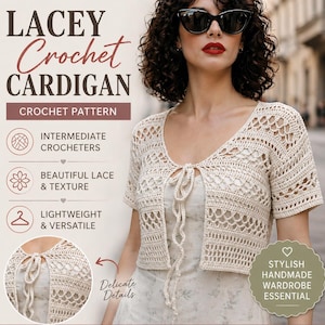 Könnte beinhalten: Eine cremefarbene Häkeljacke mit offenem Vorderteil und kurzen Ärmeln. Die Strickjacke hat ein zartes Spitzenmuster und einen Kordelverschluss. Das Bild enthält den Text "LACEY Crochet CARDIGAN" und "CROCHET PATTERN".