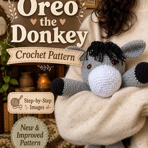 Op de afbeelding: Een haakpatroondocument getiteld Oreo the Donkey Crochet Pattern met een grijze en witte ezelknuffel met zwarte hoeven en zwarte manen. Het document bevat tekstlabels voor Step-by-Step Images en New & Improved Pattern.