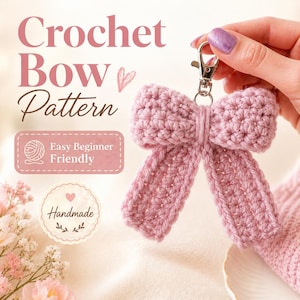Op de afbeelding: Een handgemaakte, lichtroze gehaakte strik sleutelhanger met een zilveren sluiting. De strik is gemaakt met een getextureerde steek en heeft een klassieke strikvorm. De afbeelding bevat de tekst "Crochet Bow Pattern" en "Easy Beginner Friendly".