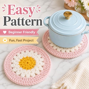 Op de afbeelding: Twee handgemaakte gehaakte madeliefjes onderzetters in roze, wit en geel, met een lichtblauwe pot op één. De onderzetters zijn rond met een madeliefjesontwerp in het midden. Tekst: "Easy Pattern", "Beginner Friendly" en "Fun, Fast Project".